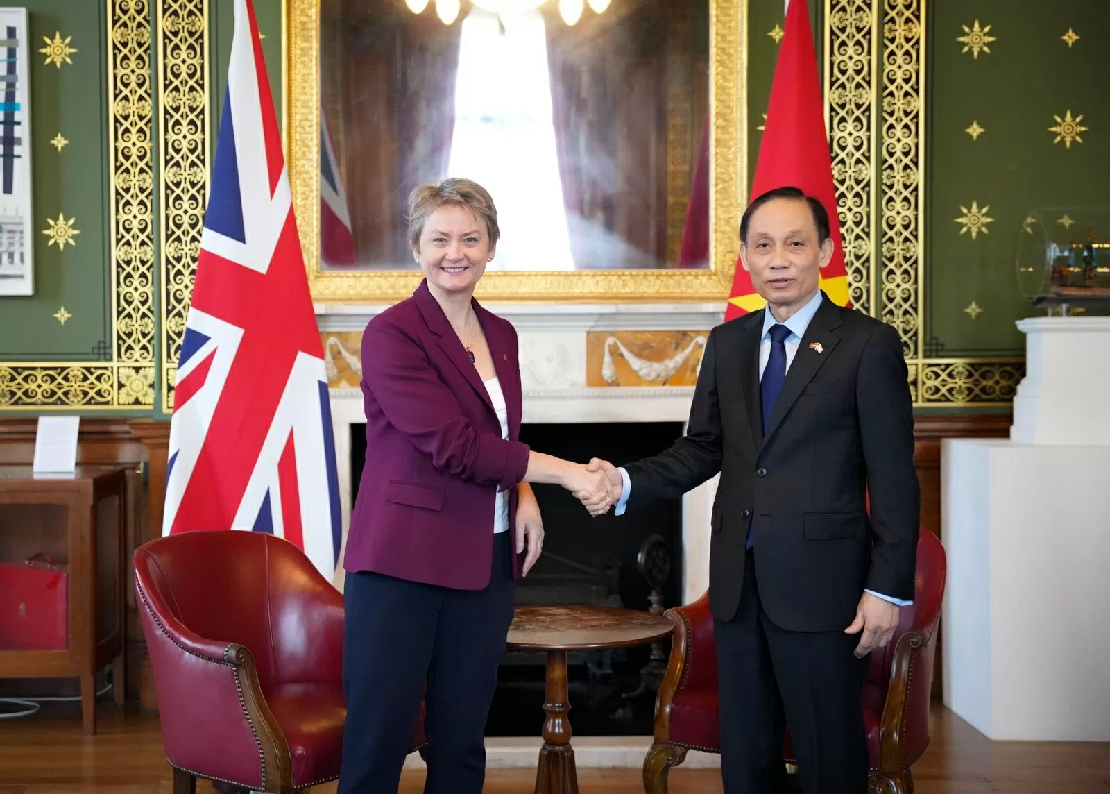 Foreign Minister Le Hoai Trung meets UK counterpart Yvette Cooper
