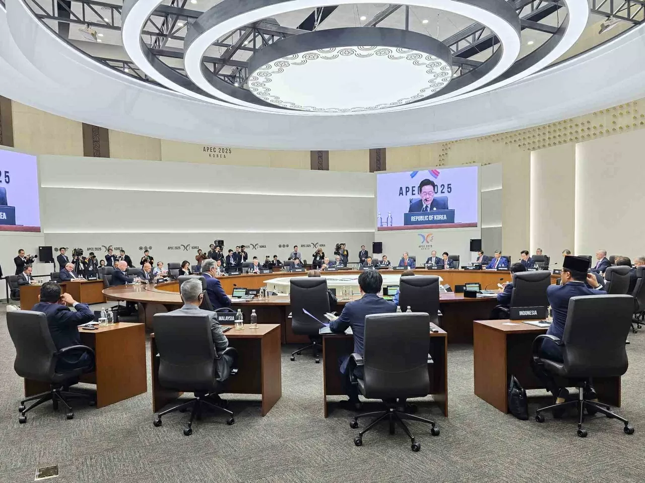 President Luong Cuong attends 2nd plenary session of the 32nd APEC Economic Leaders' Meeting President Luong Cuong attends 2nd plenary session of the 32nd APEC Economic Leaders' Meeting