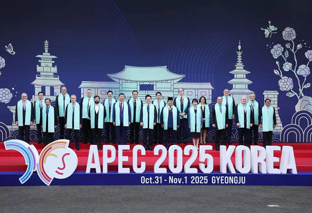 Lãnh đạo cấp cao các nước tham dự APEC chụp ảnh chung. Lãnh đạo cấp cao các nước tham dự APEC chụp ảnh chung.