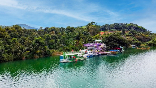 Exploring the beauty of Ham Thuan lake amidst the Lam Dong highlands Exploring the beauty of Ham Thuan lake amidst the Lam Dong highlands