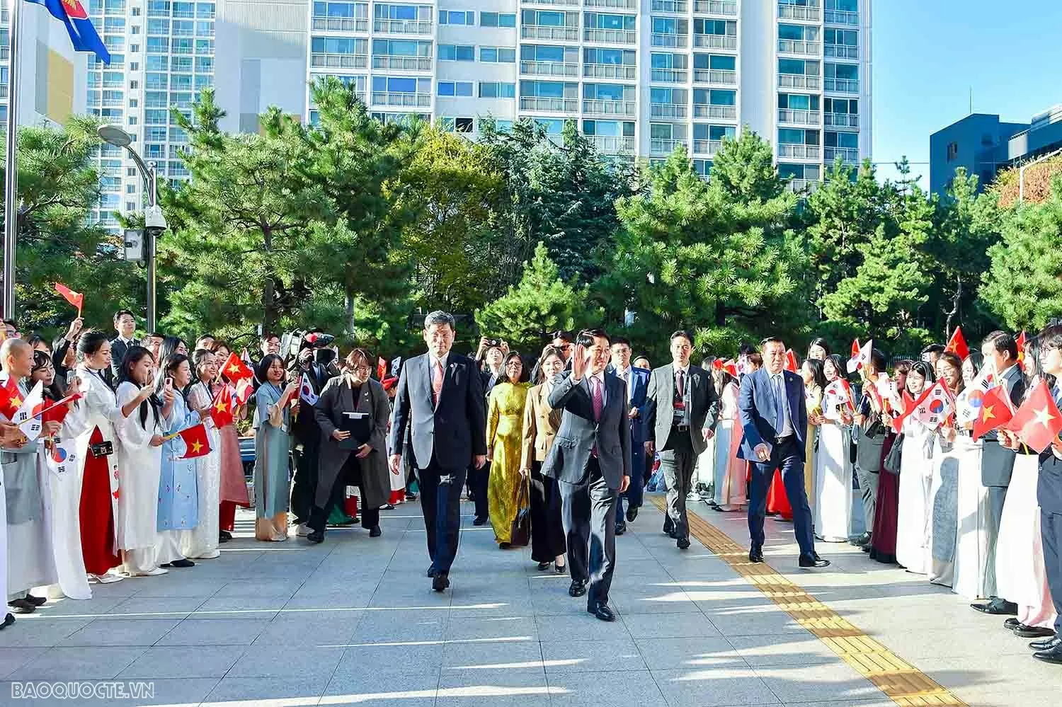 Chủ tịch nước Lương Cường đã gặp mặt thân mật đại diện cộng đồng người Việt Nam đang sinh sống, học tập và làm việc tại khu vực Đông Nam Hàn Quốc. Chủ tịch nước Lương Cường đã gặp mặt thân mật đại diện cộng đồng người Việt Nam đang sinh sống, học tập và làm việc tại khu vực Đông Nam Hàn Quốc.