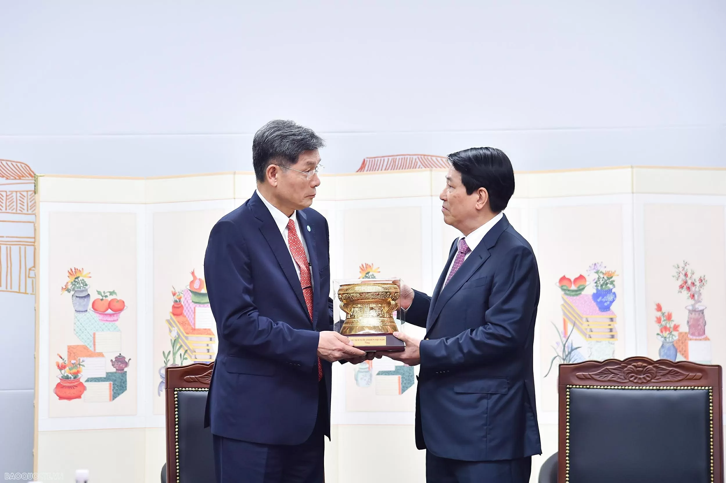 President Luong Cuong meets with Chairman of Korea Foundation for International Exchange, Witnesses Cultural Cooperation Document Exchange