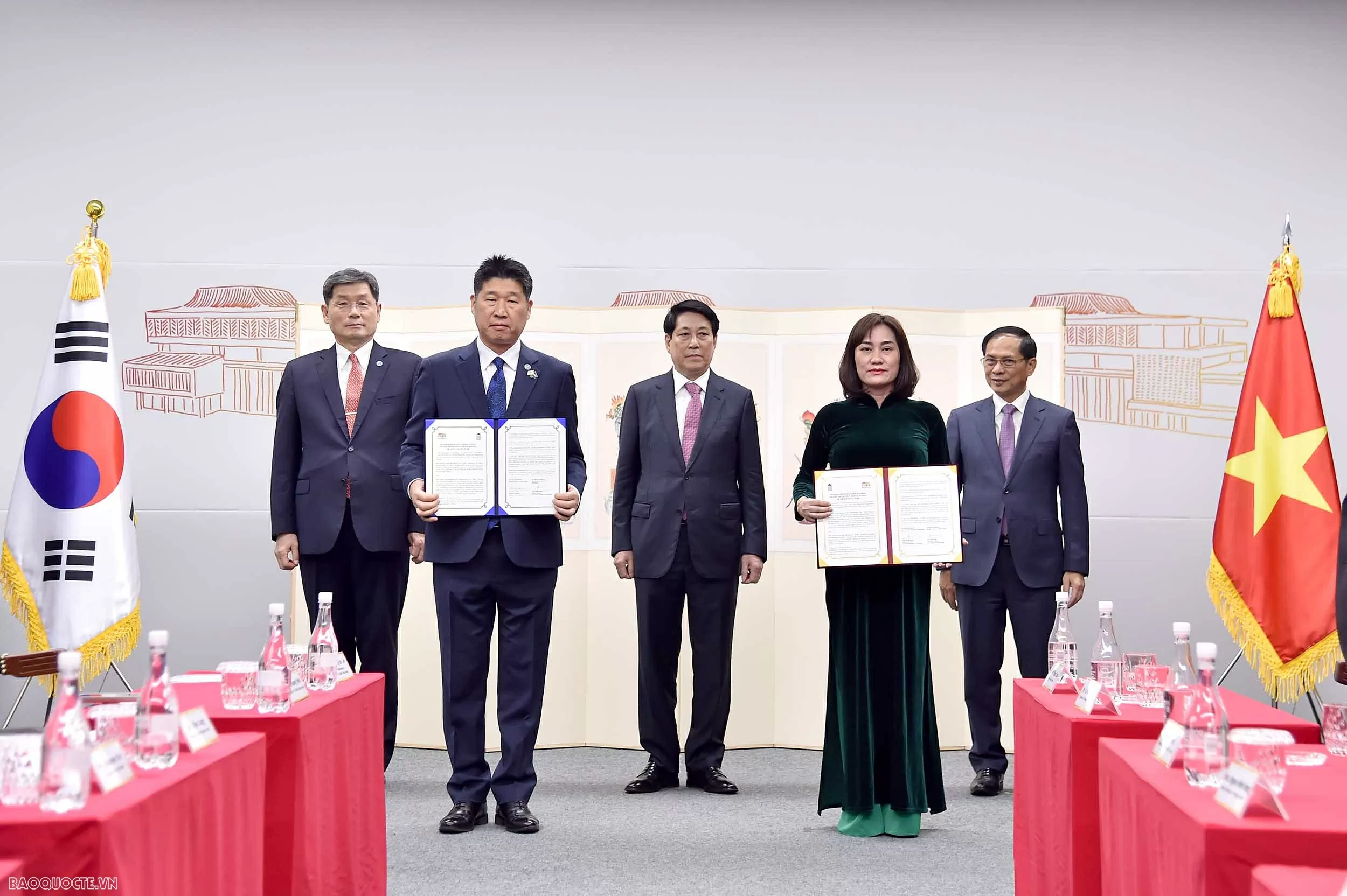 President Luong Cuong meets with Chairman of Korea Foundation for International Exchange, Witnesses Cultural Cooperation Document Exchange