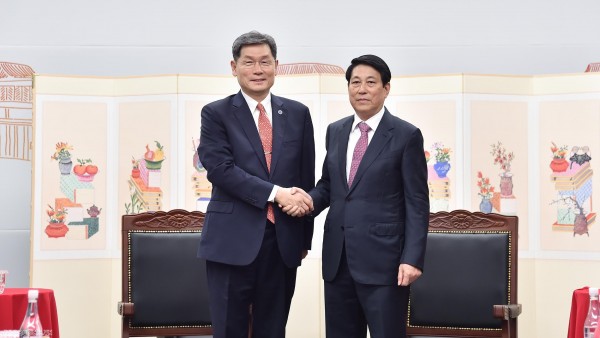 President Luong Cuong meets with Chairman of Korea Foundation for International Exchange, Witnesses Cultural Cooperation Document Exchange