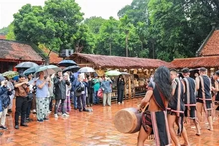 People visit the exhibition area of ​​traditional craft villages. (Photo: VNA)