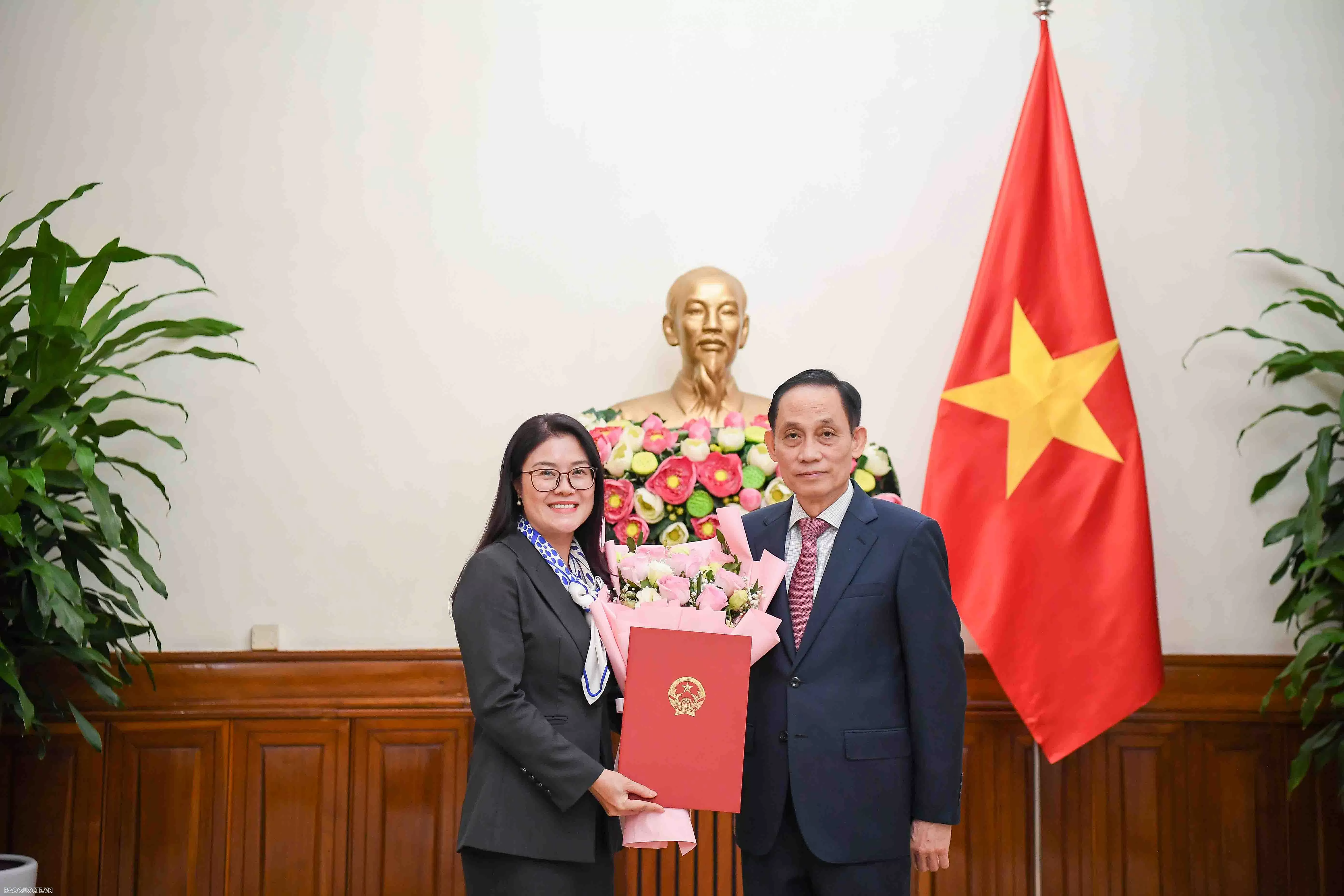 Minister of Foreign Affairs Le Hoai Trung presents appointment decisions for two consuls general