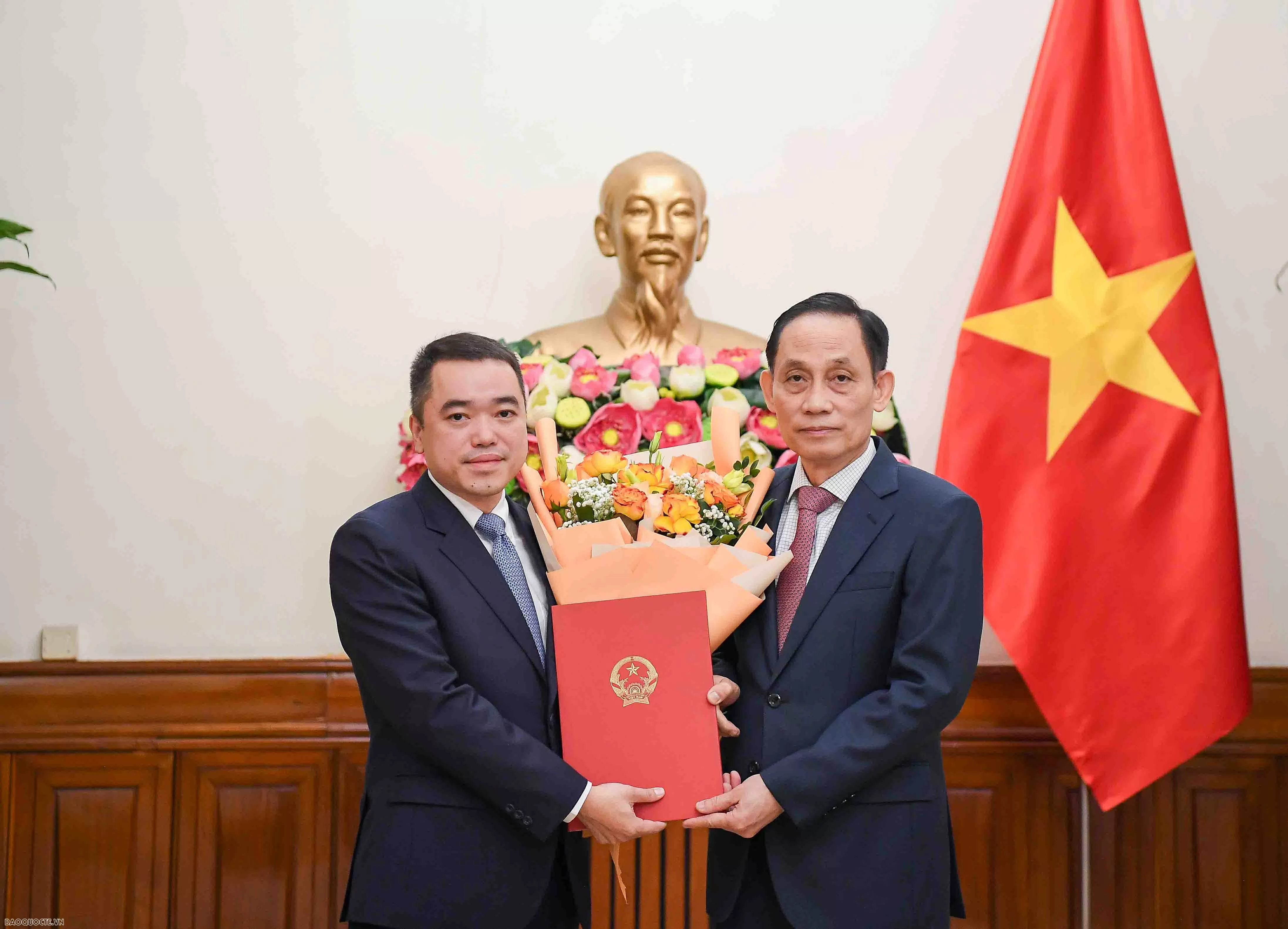 Minister of Foreign Affairs Le Hoai Trung presents appointment decisions for two consuls general