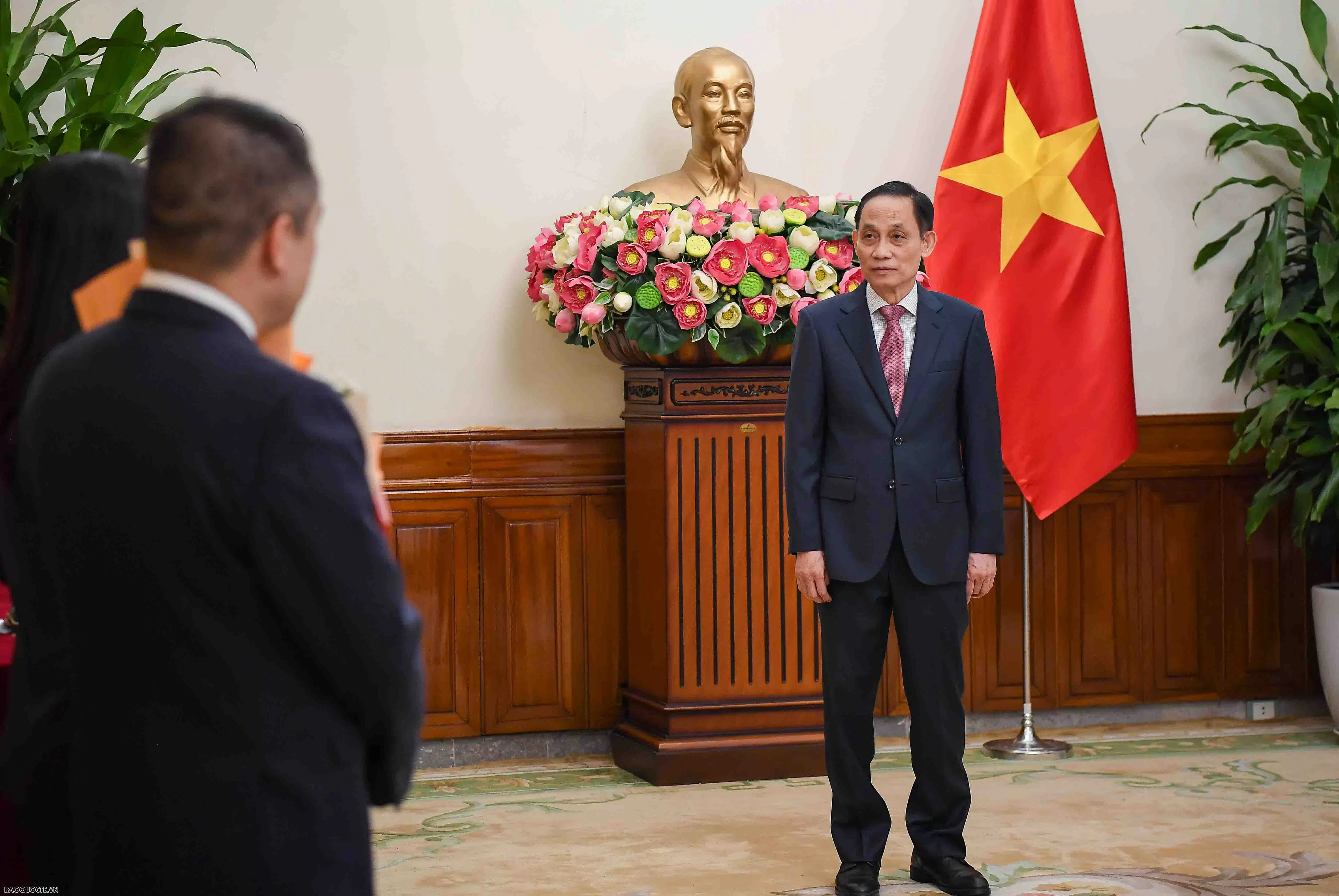 Minister of Foreign Affairs Le Hoai Trung presents appointment decisions for two consuls general