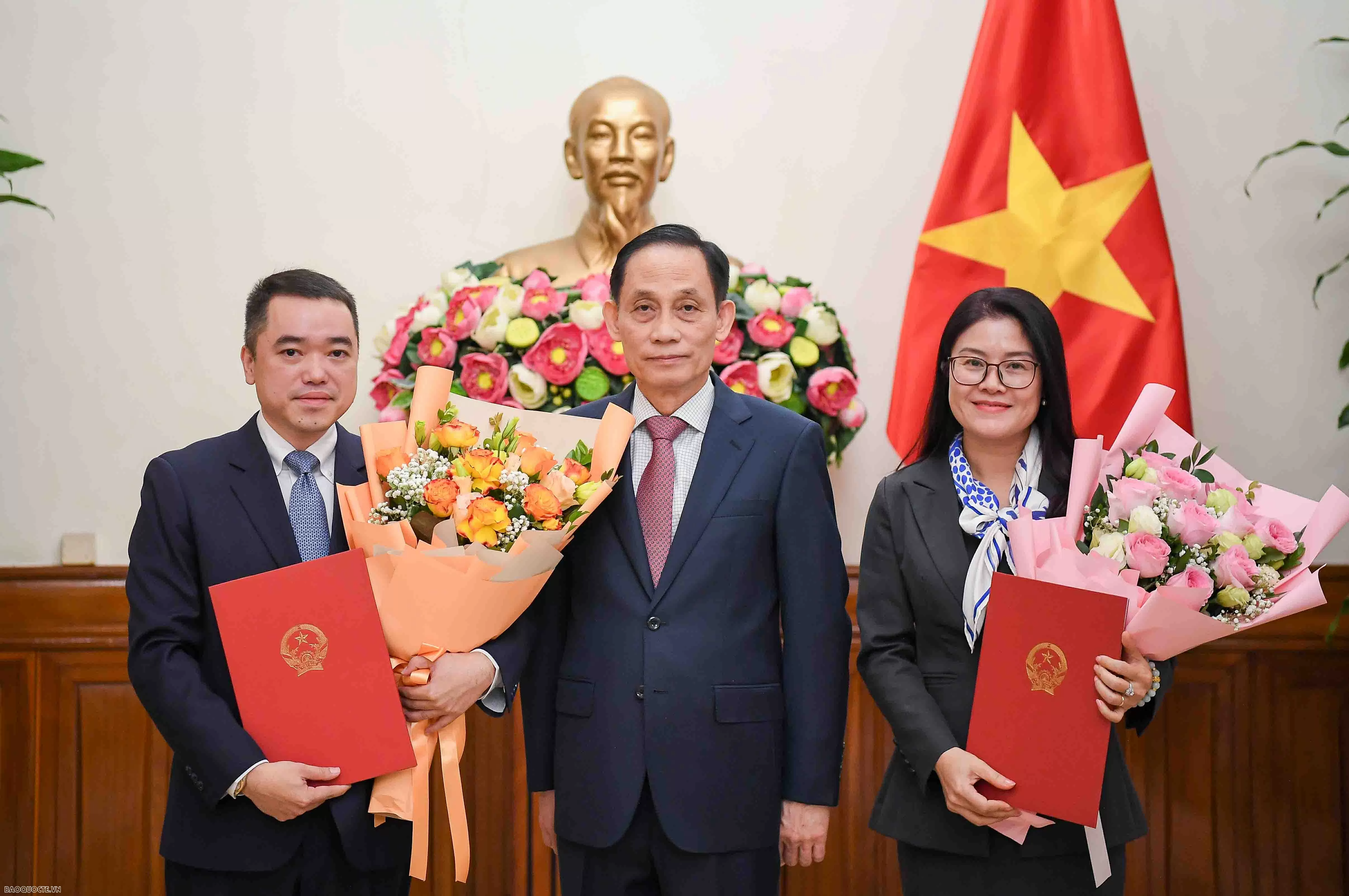 Minister of Foreign Affairs Le Hoai Trung presents appointment decisions for two consuls general Minister of Foreign Affairs Le Hoai Trung presents appointment decisions for two consuls general