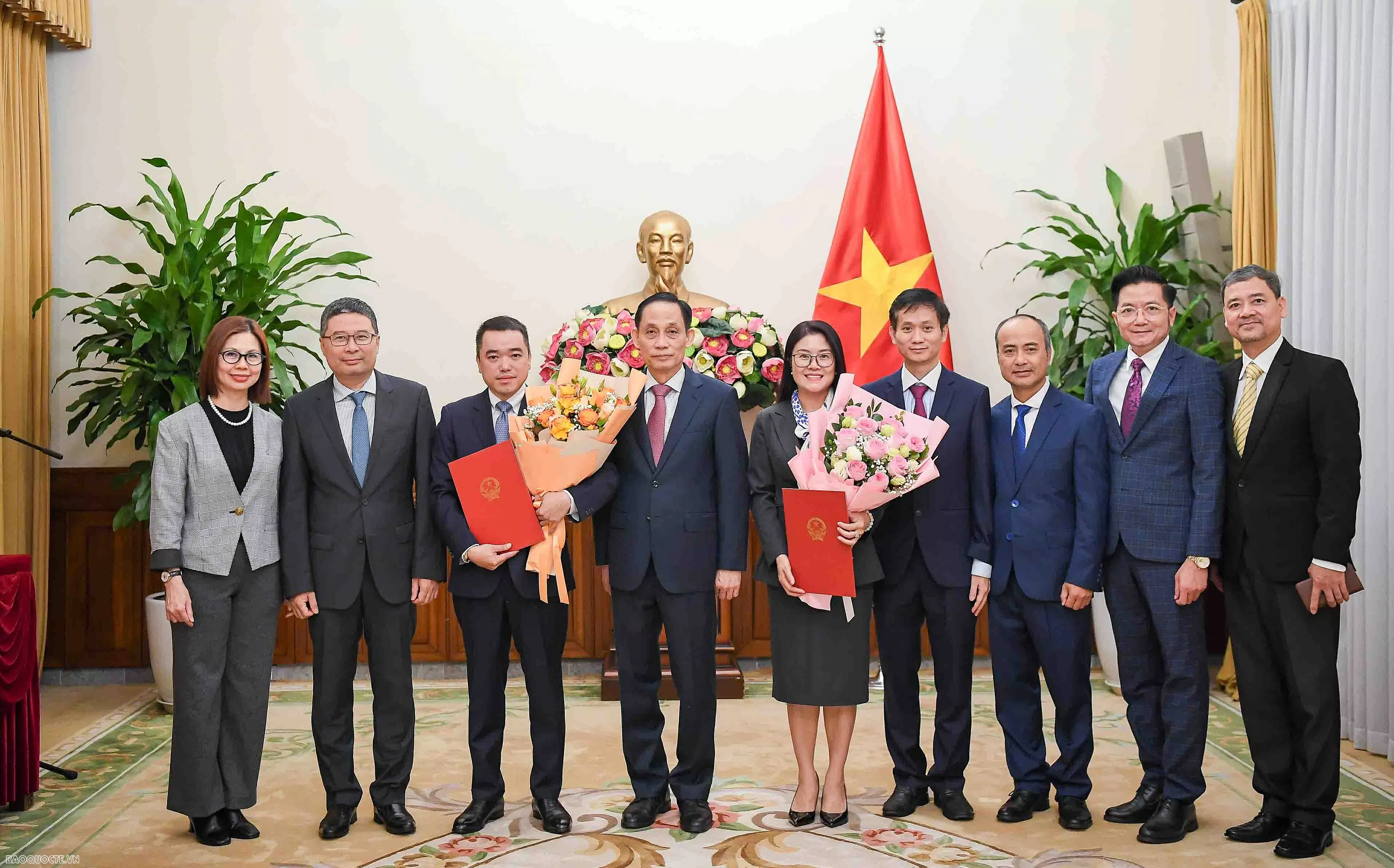 Minister of Foreign Affairs Le Hoai Trung presents appointment decisions for two consuls general Minister of Foreign Affairs Le Hoai Trung presents appointment decisions for two consuls general