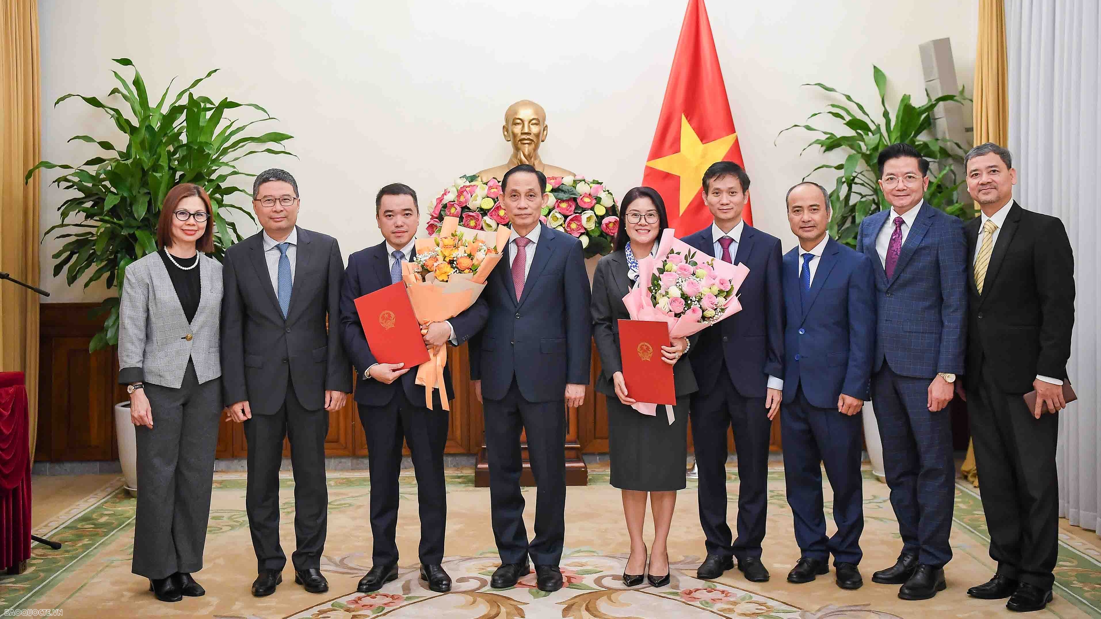 Minister of Foreign Affairs Le Hoai Trung presents appointment decisions for two consuls general
