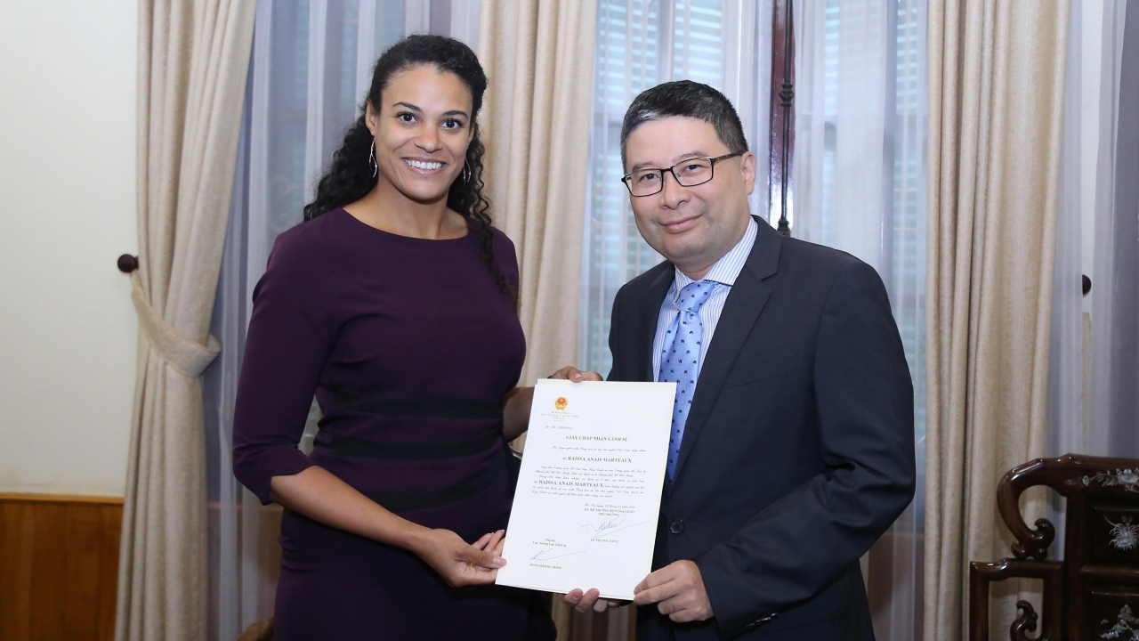 Vietnam presents Consular Acceptance Certificate to Netherlands Consul General in Ho Chi Minh City