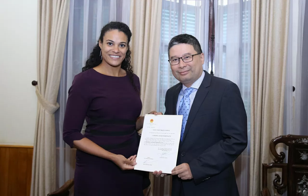 Vietnam presents Consular Acceptance Certificate to Netherlands Consul General in Ho Chi Minh City Vietnam presents Consular Acceptance Certificate to Netherlands Consul General in Ho Chi Minh City
