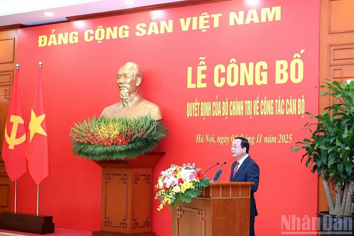 General Secretary To Lam presents decisions on personnel work of Commissions for Information, Education and Mass Mobilisation, and Internal Affairs