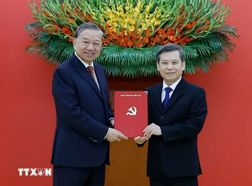 General Secretary To Lam presents decisions on personnel work of Commissions for Information, Education and Mass Mobilisation, and Internal Affairs