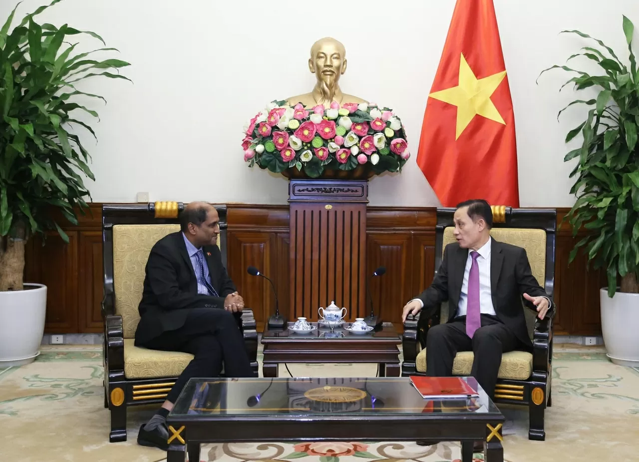 Foreign Minister Le Hoai Trung receives outgoing Singapore Ambassador Jaya Ratnam
