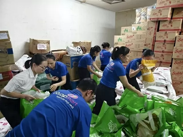 Co.opmart Hue staff pack relief goods to ensure they reach those in need as quickly as possible. (Photo courtesy of Saigon Co.op) Co.opmart Hue staff pack relief goods to ensure they reach those in need as quickly as possible. (Photo courtesy of Saigon Co.op)