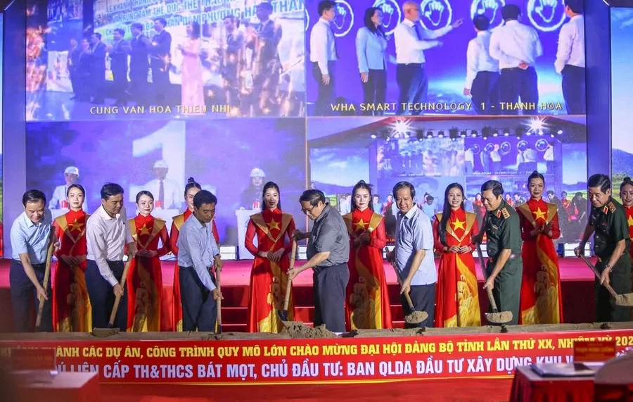 Thủ tướng Phạm Minh Chính và Bộ trưởng Nguyễn Kim Sơn cùng lãnh đạo Bộ Quốc phòng, lãnh đạo tỉnh Thanh Hóa thực hiện nghi thức khởi công Trường phổ thông nội trú liên cấp TH&THCS xã Bát Mọt, tỉnh Thanh Hóa.