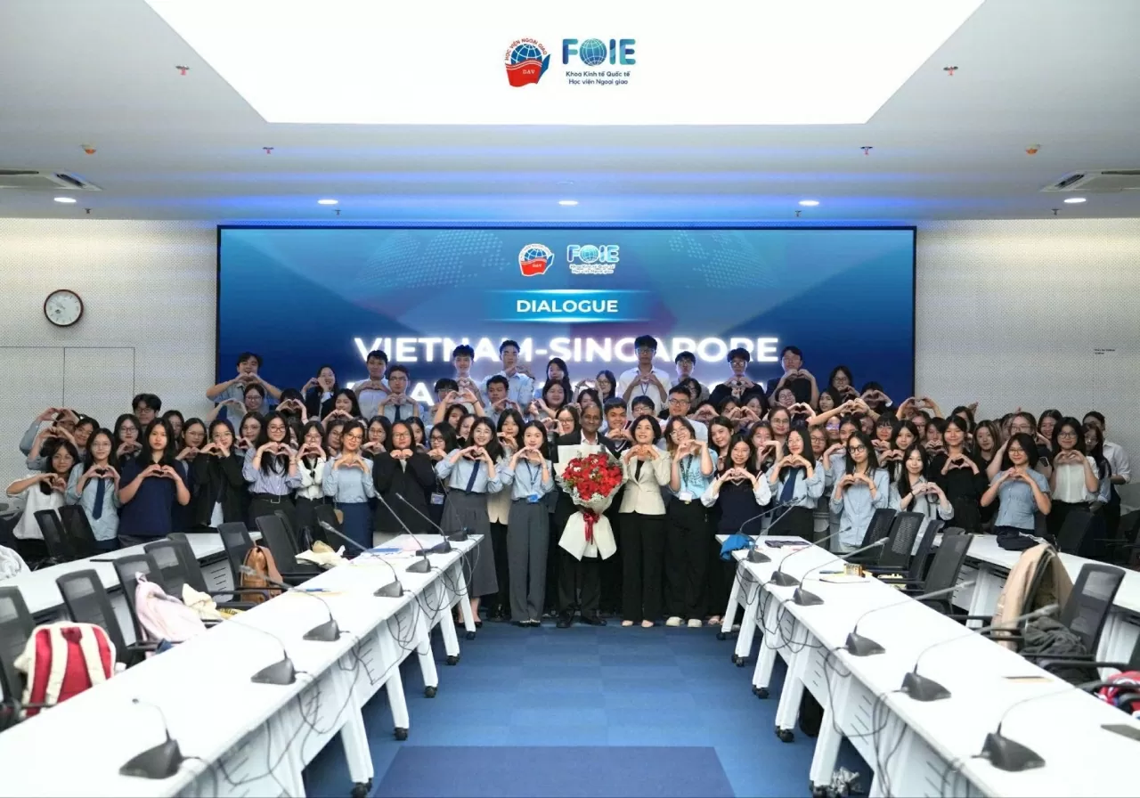 Dưới sự kết nối của Hội Hữu nghị Việt Nam - Singapore, sự kiện mang ý nghĩa đặc biệt, tạo điều kiện để sinh viên tìm hiểu sâu hơn về quan hệ hữu nghị, Đối tác chiến lược toàn diện giữa Việt Nam và Singapore. (Nguồn: Học viện Ngoại giao)