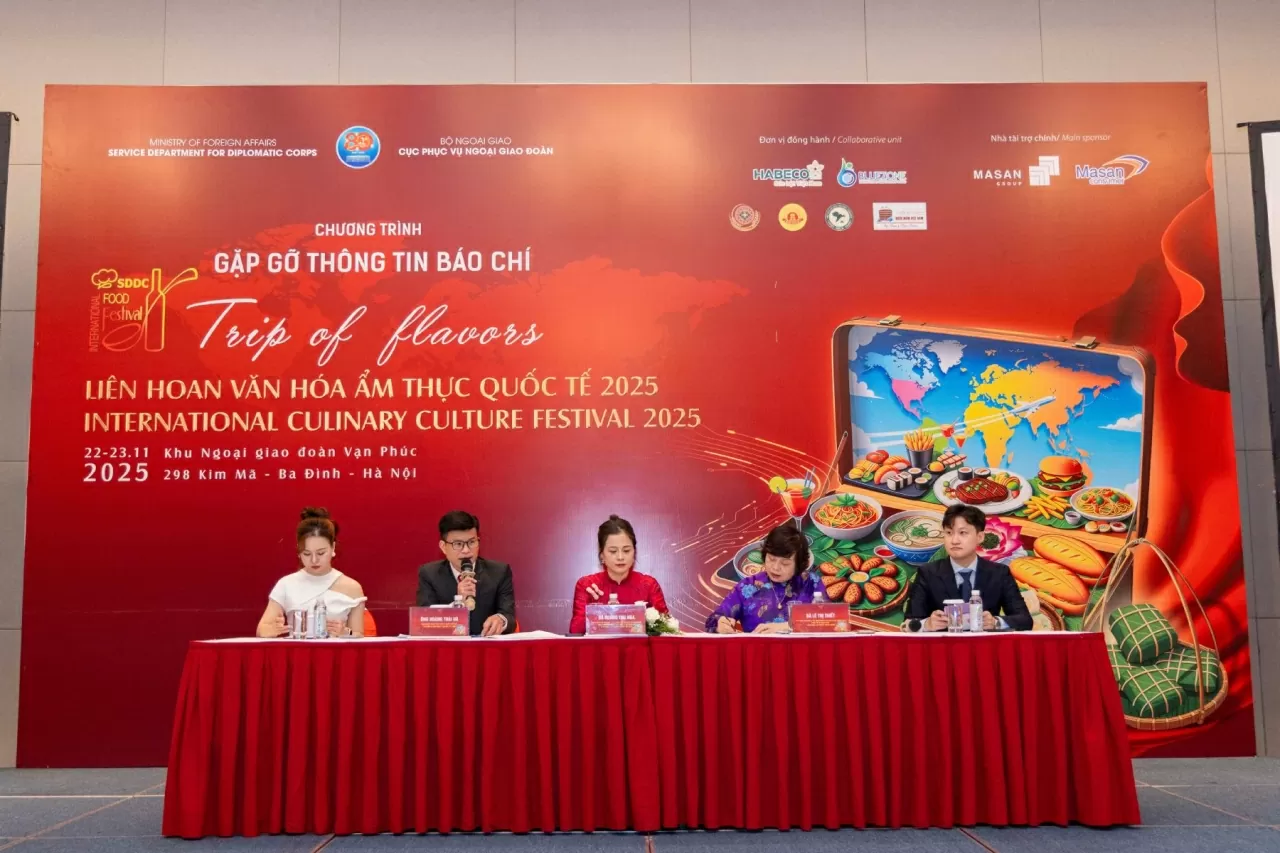 Đại diện ban tổ chức chủ trì buổi họp báo Liên hoan Ẩm thực quốc tế 2025. (Nguồn: BTC)