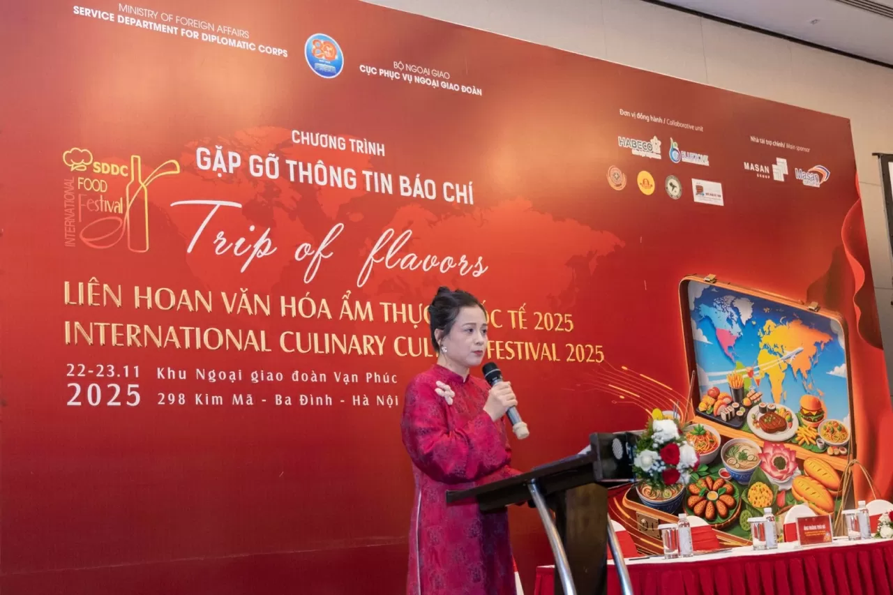 Bà Hoàng Thu Nga, phó Trưởng ban tổ chức cho biết, Liên hoan năm nay có sự tham gia của gần 120 gian hàng đến từ các Đại sứ quán, Lãnh sự quán, Trung tâm văn hóa nước ngoài, Sở Ngoại vụ, doanh nghiệp trong nước và quốc tế. (Nguồn: BTC) Bà Hoàng Thu Nga, phó Trưởng ban tổ chức cho biết, Liên hoan năm nay có sự tham gia của gần 120 gian hàng đến từ các Đại sứ quán, Lãnh sự quán, Trung tâm văn hóa nước ngoài, Sở Ngoại vụ, doanh nghiệp trong nước và quốc tế. (Nguồn: BTC)