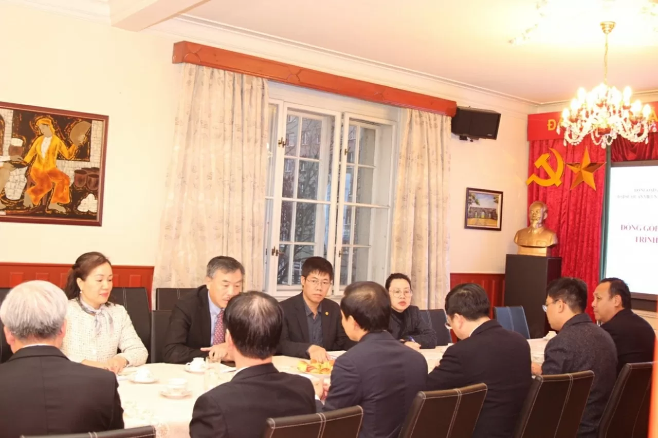 Vietnamese community in the Czech Republic offers practical contributions to the Draft Documents of the 14th Party Congress Vietnamese community in the Czech Republic offers practical contributions to the Draft Documents of the 14th Party Congress