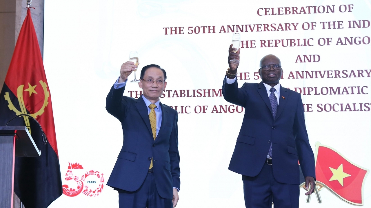 Minister of Foreign Affairs Le Hoai Trung attends Angola's 50th National Day celebration