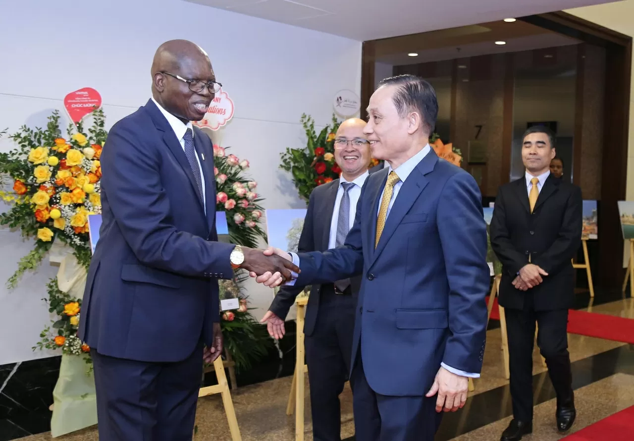 Minister of Foreign Affairs Le Hoai Trung attends Angola's 50th National Day celebration