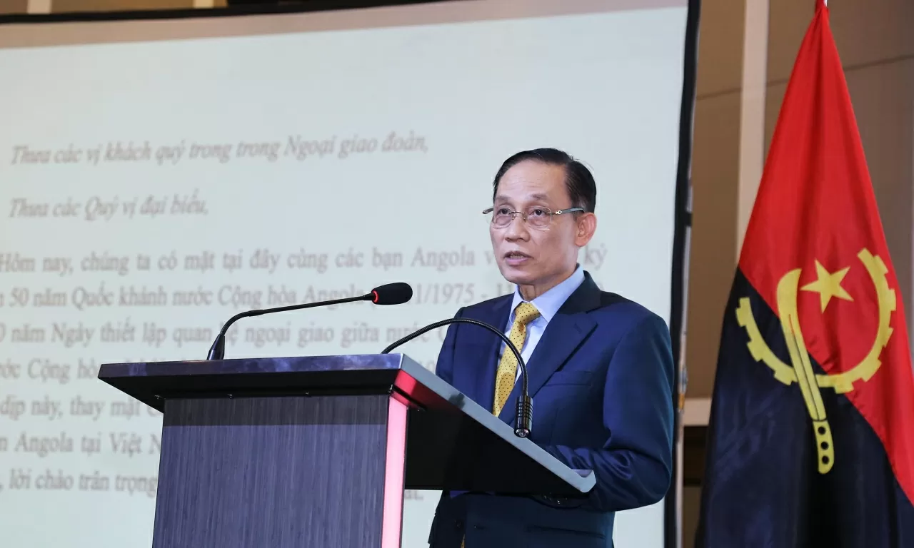 Minister of Foreign Affairs Le Hoai Trung attends Angola's 50th National Day celebration