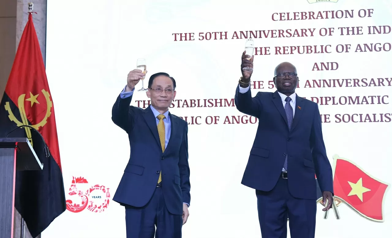 Minister of Foreign Affairs Le Hoai Trung attends Angola's 50th National Day celebration