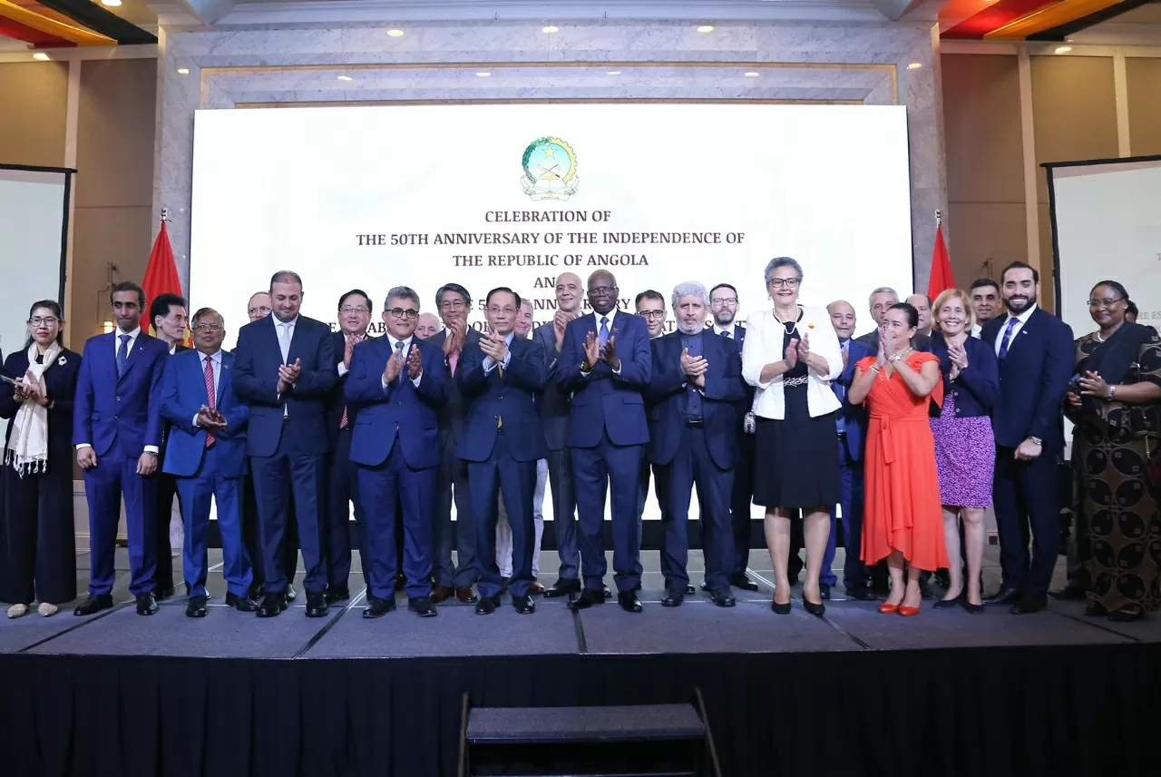 Minister of Foreign Affairs Le Hoai Trung attends Angola's 50th National Day celebration
