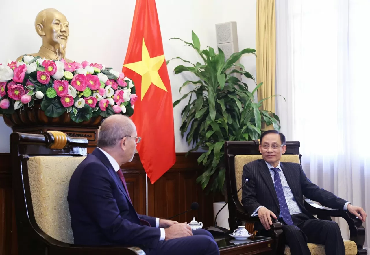 Foreign Minister Le Hoai Trung welcomes Jordanian Deputy PM, Minister of Foreign Affairs and Expatriates Ayman Al Safadi
