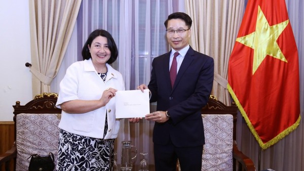 Ministry of Foreign Affairs receives copy of Credentials appointing Chilean Ambassador to Vietnam