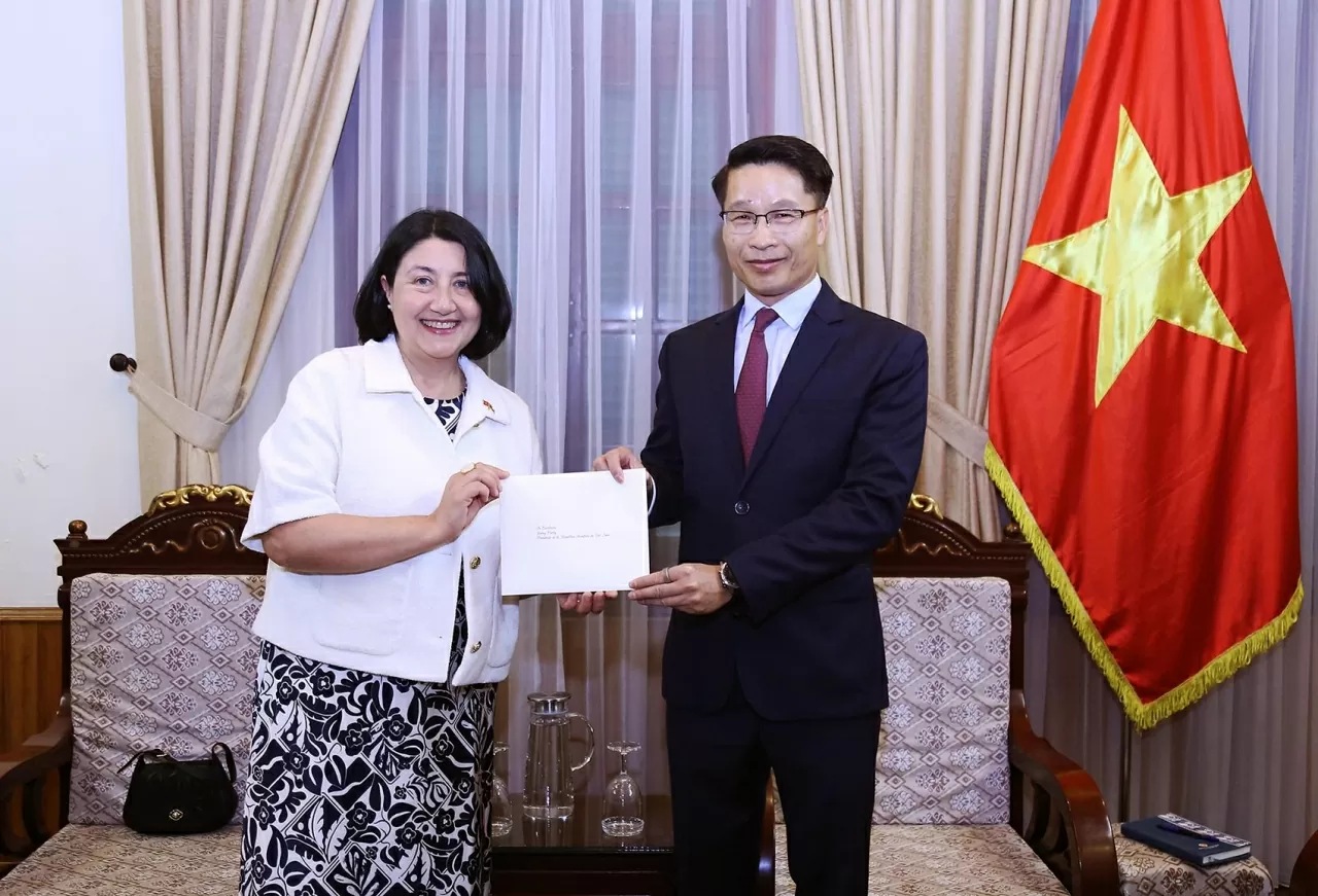 Ministry of Foreign Affairs receives copy of Credentials appointing Chilean Ambassador to Vietnam