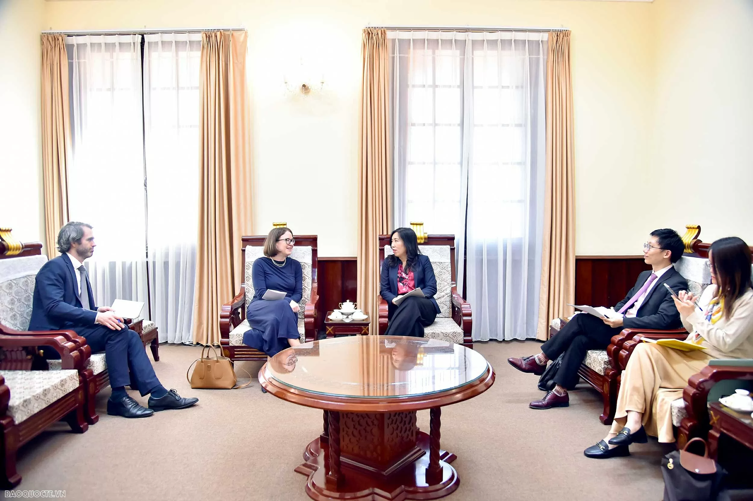 Deputy FM Le Thi Thu Hang welcomes Irish Ambassador to Vietnam