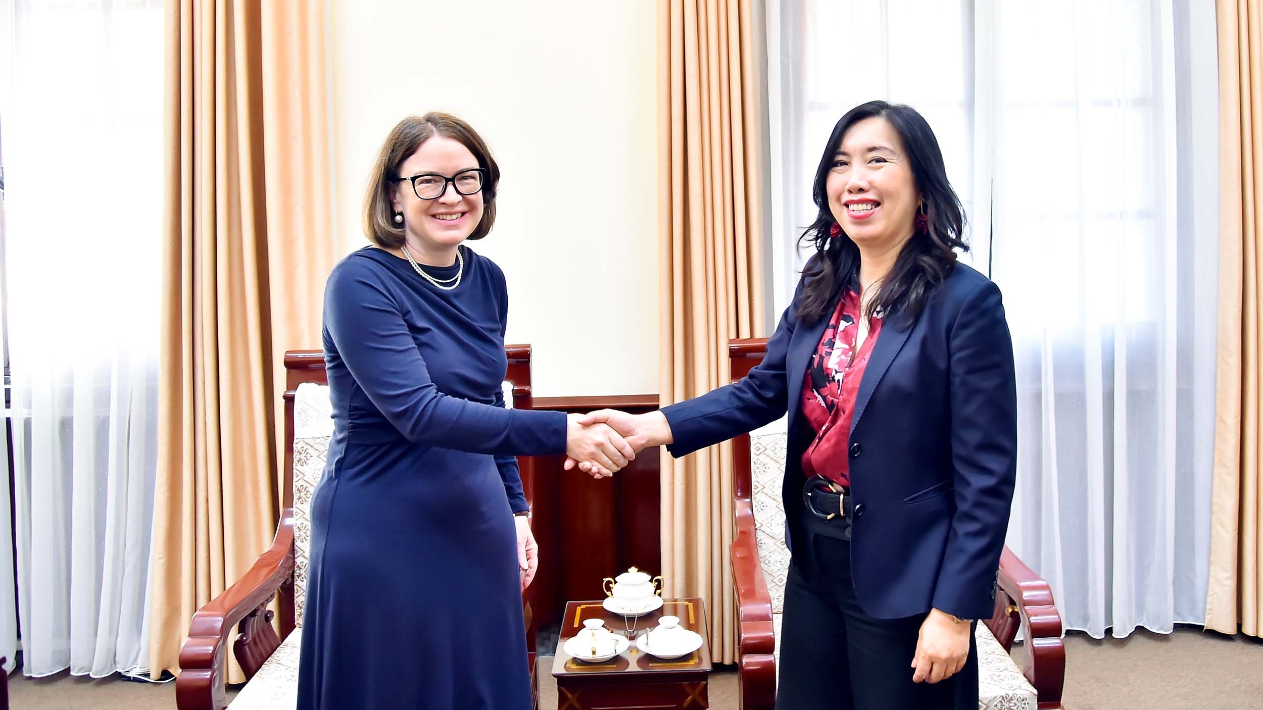 Deputy FM Le Thi Thu Hang welcomes Irish Ambassador to Vietnam