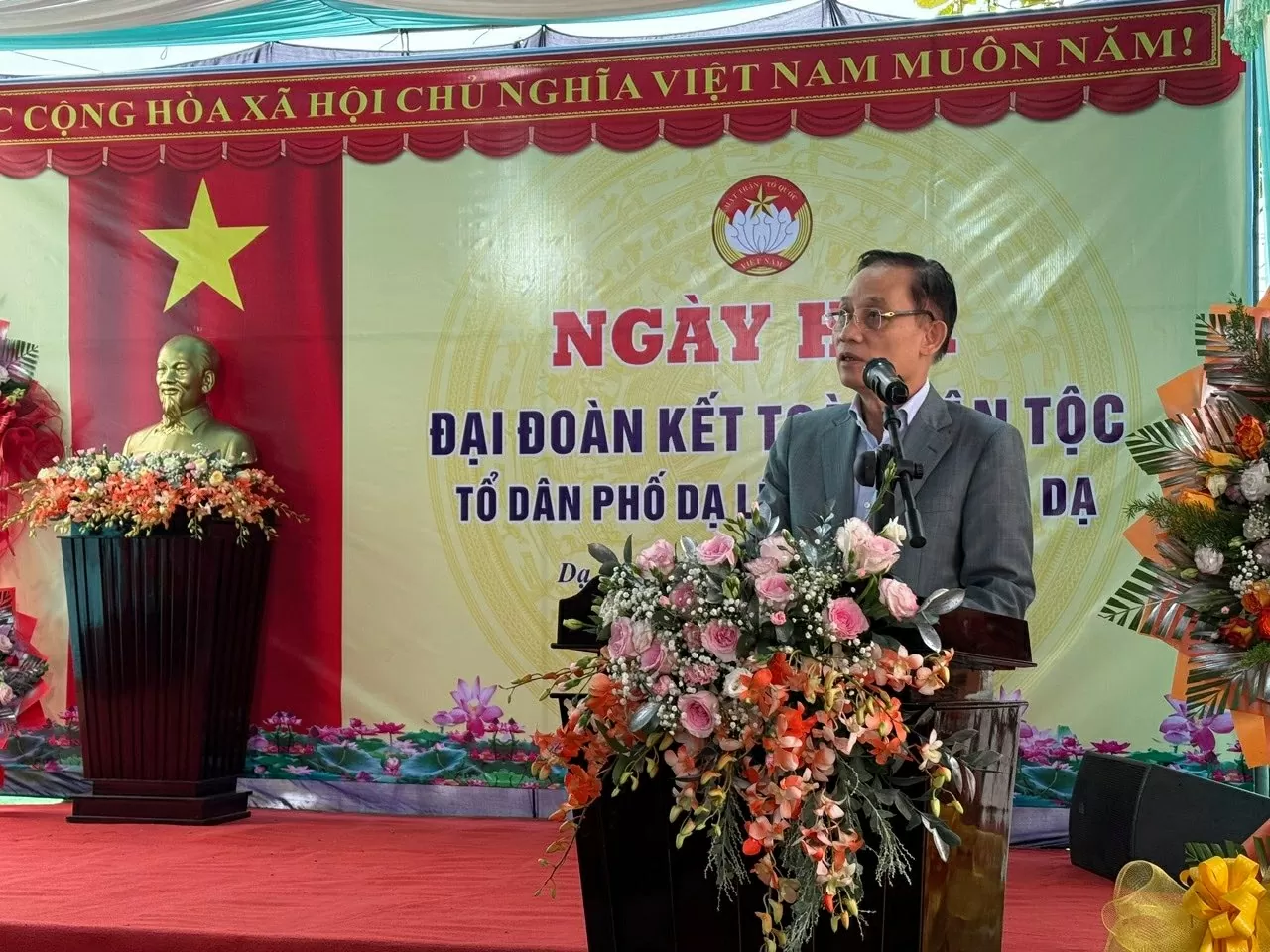 Foreign Minister Le Hoai Trung attends National Great Unity Day at Da Le Neigbourhood, Hue