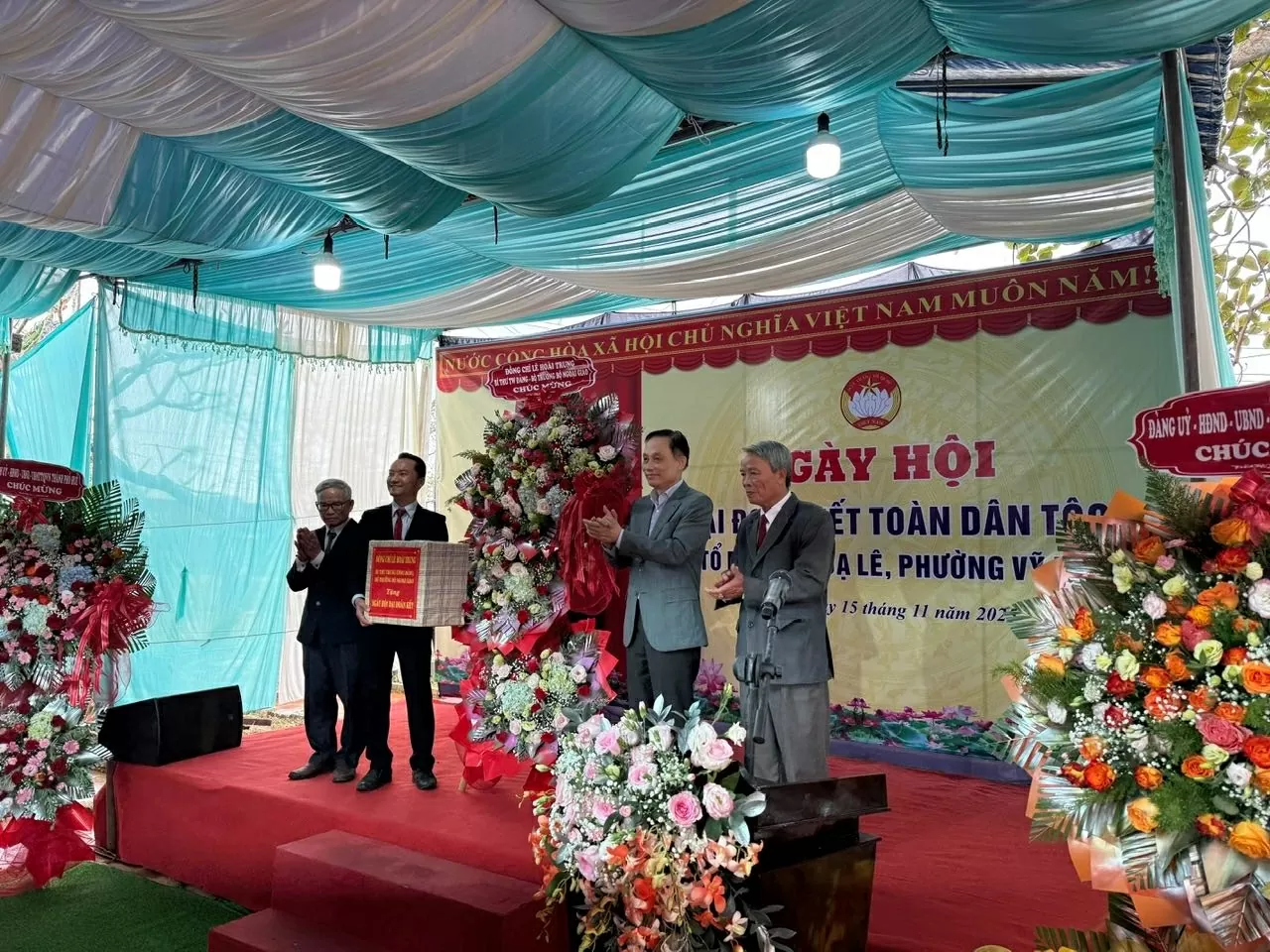 Foreign Minister Le Hoai Trung attends National Great Unity Day at Da Le Neigbourhood, Hue