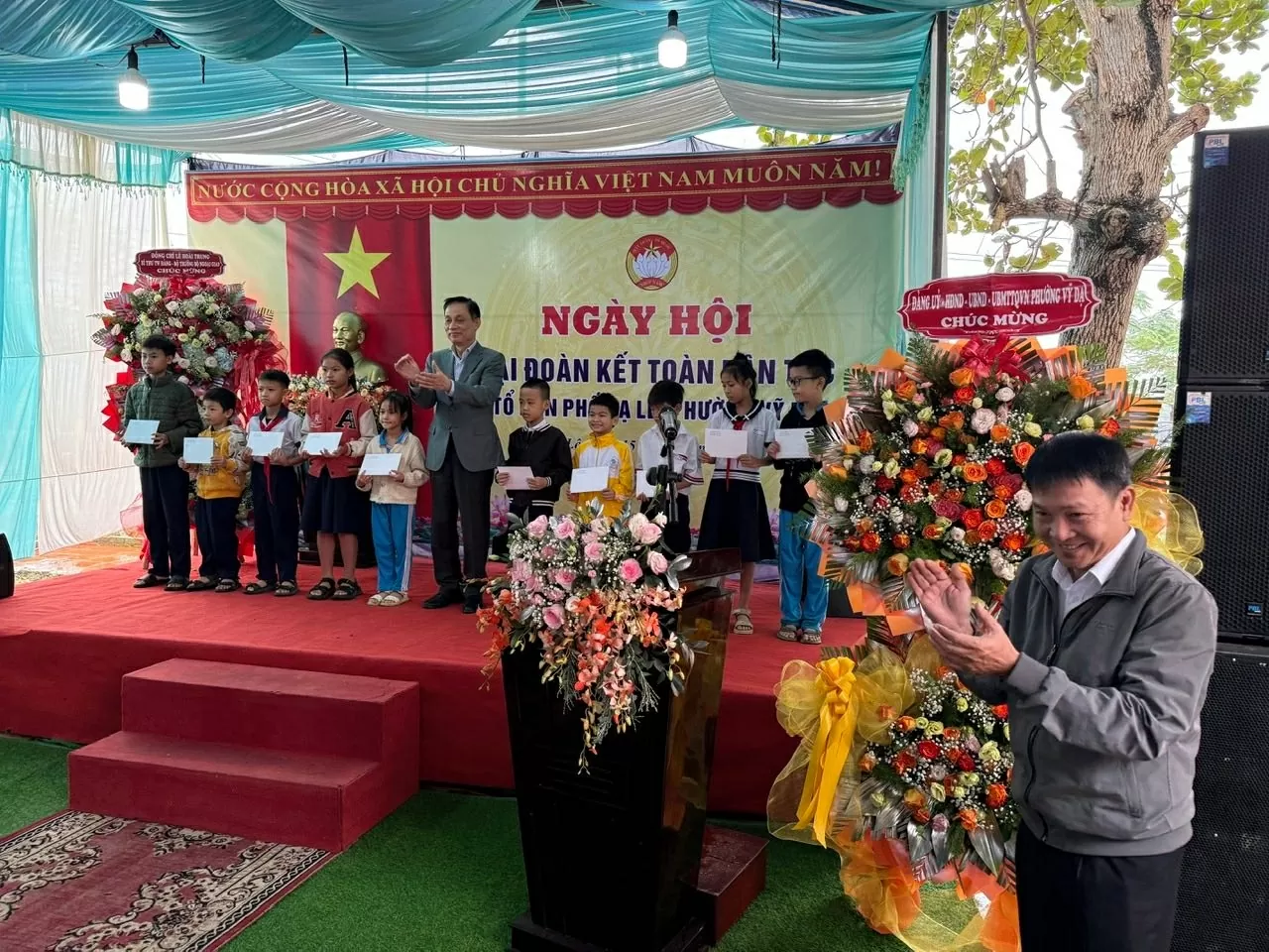 Foreign Minister Le Hoai Trung attends National Great Unity Day at Da Le Neigbourhood, Hue