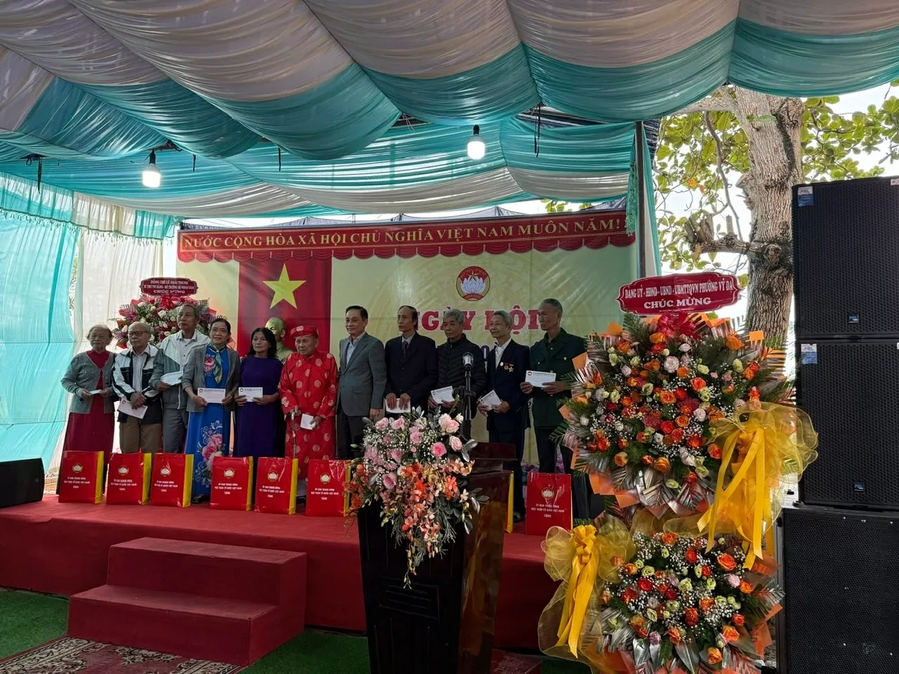 Foreign Minister Le Hoai Trung attends National Great Unity Day at Da Le Neigbourhood, Hue