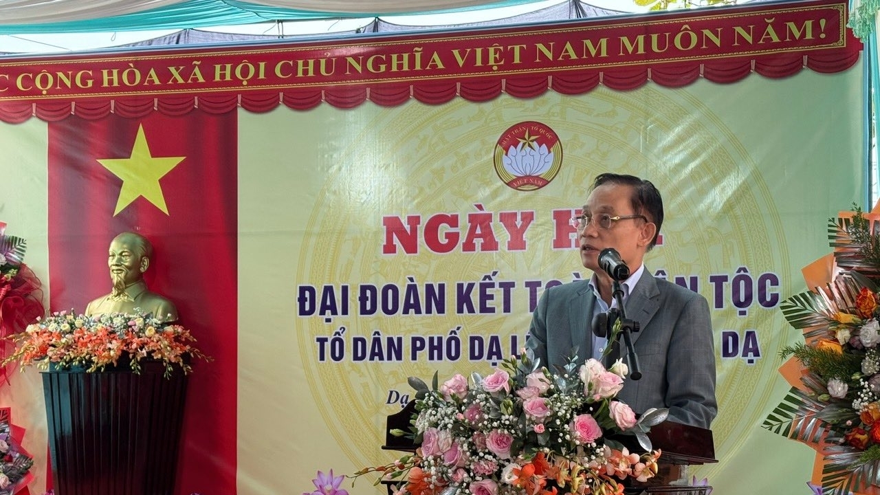 Foreign Minister Le Hoai Trung attends National Great Unity Day at Da Le Neigbourhood, Hue