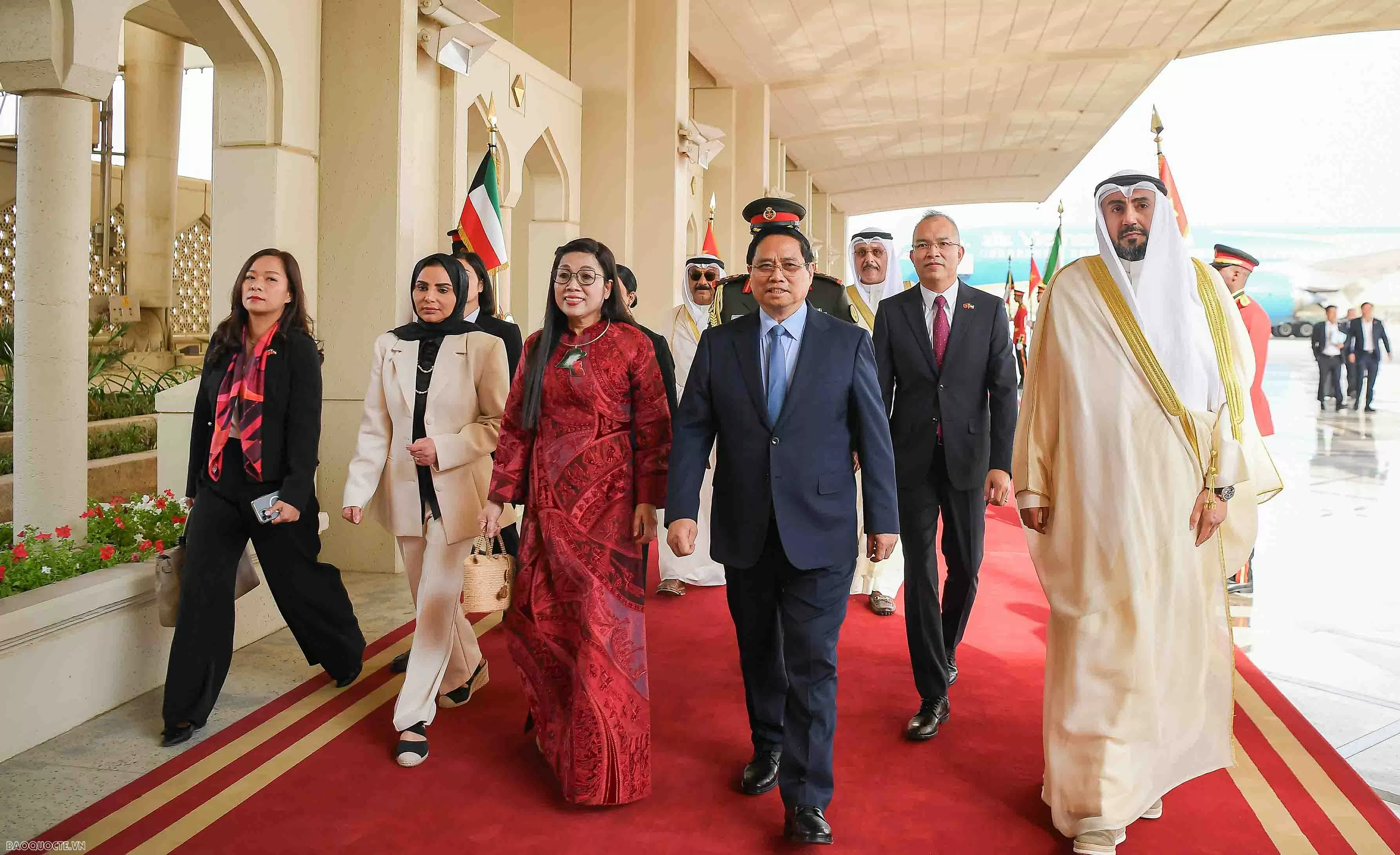 Prime Minister Pham Minh Chinh and spouse arrive in Kuwait City, beginning official visit to Kuwait