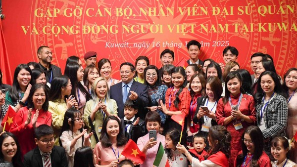 Prime Minister Pham Minh Chinh meets with Vietnamese community representatives in Kuwait
