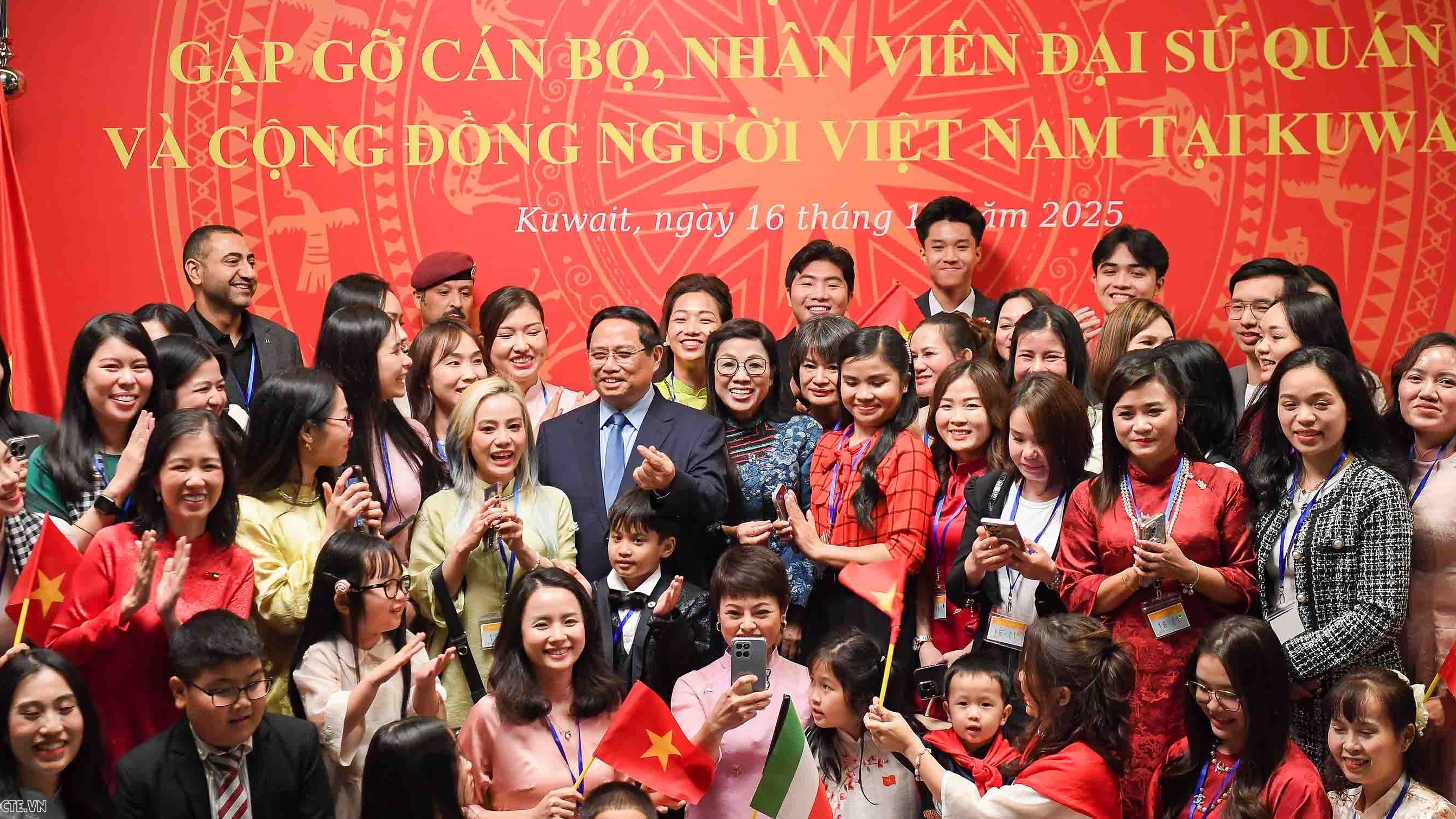 Prime Minister Pham Minh Chinh meets with Vietnamese community representatives in Kuwait