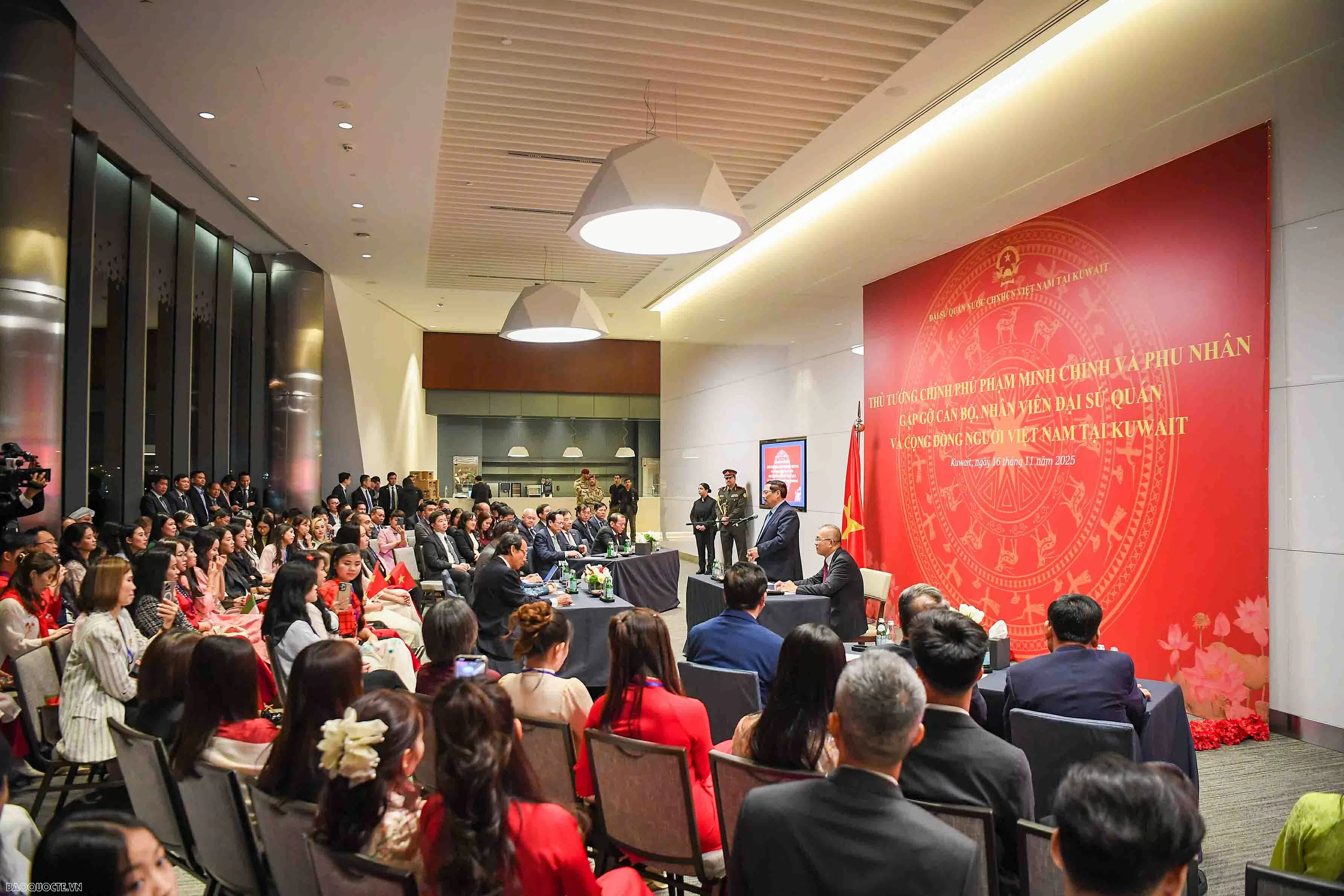 Prime Minister Pham Minh Chinh meets with Vietnamese community representatives in Kuwait