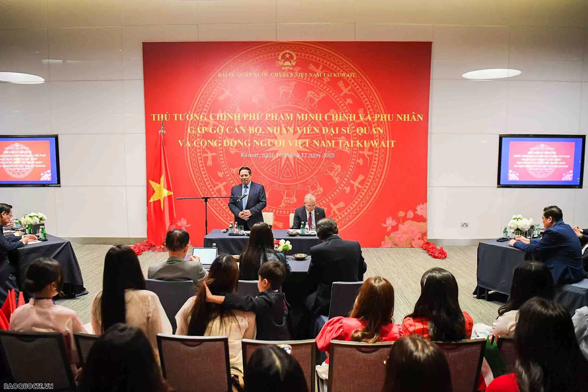 Prime Minister Pham Minh Chinh meets with Vietnamese community representatives in Kuwait
