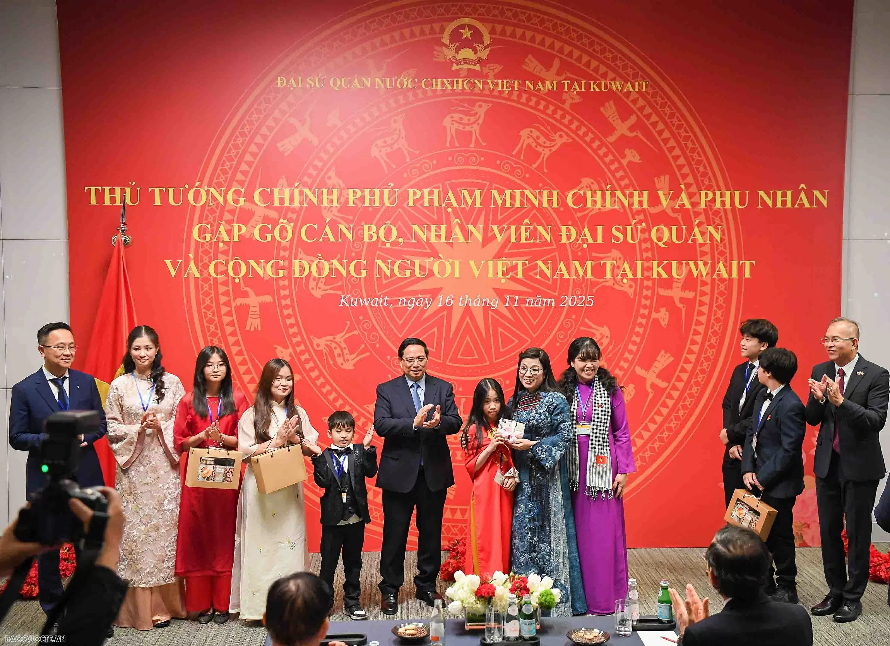 Prime Minister Pham Minh Chinh meets with Vietnamese community representatives in Kuwait