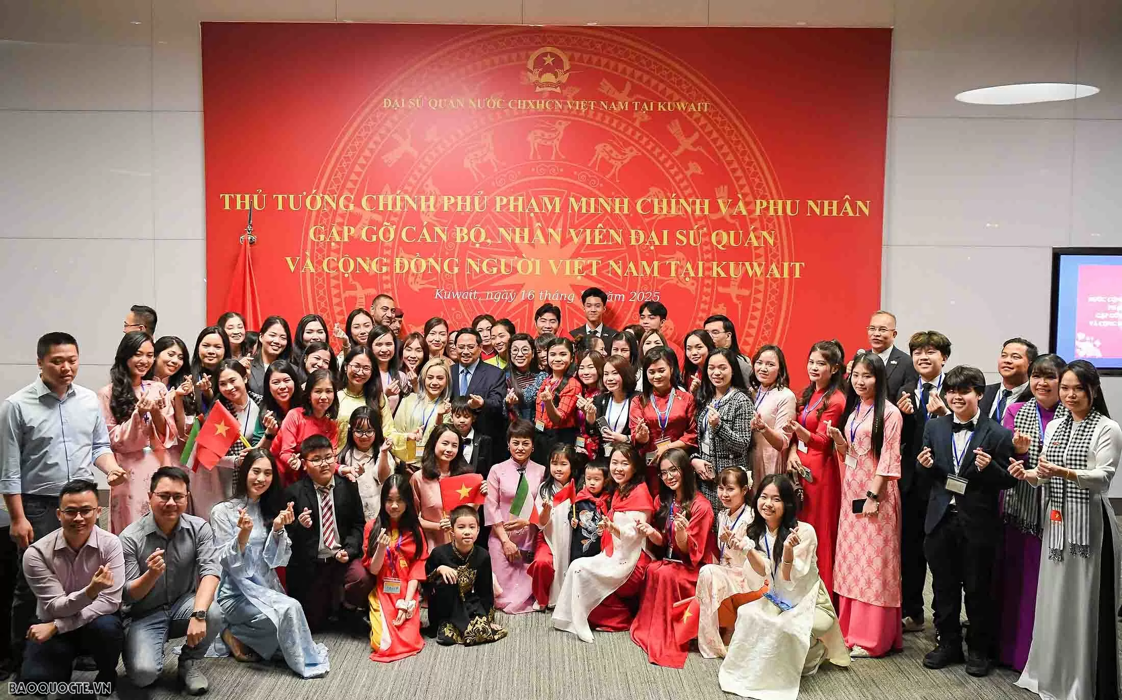 Prime Minister Pham Minh Chinh meets with Vietnamese community representatives in Kuwait