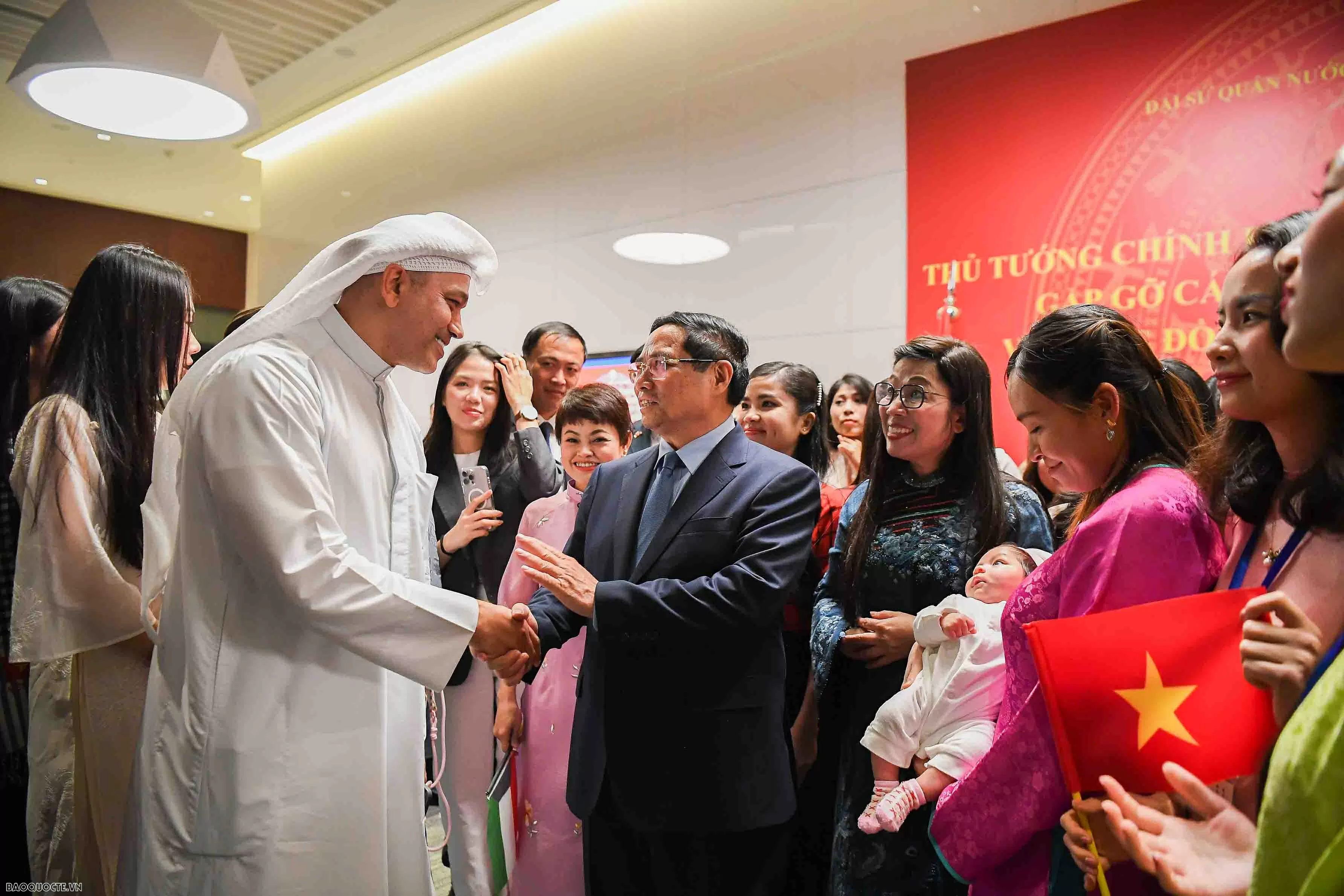 Prime Minister Pham Minh Chinh meets with Vietnamese community representatives in Kuwait