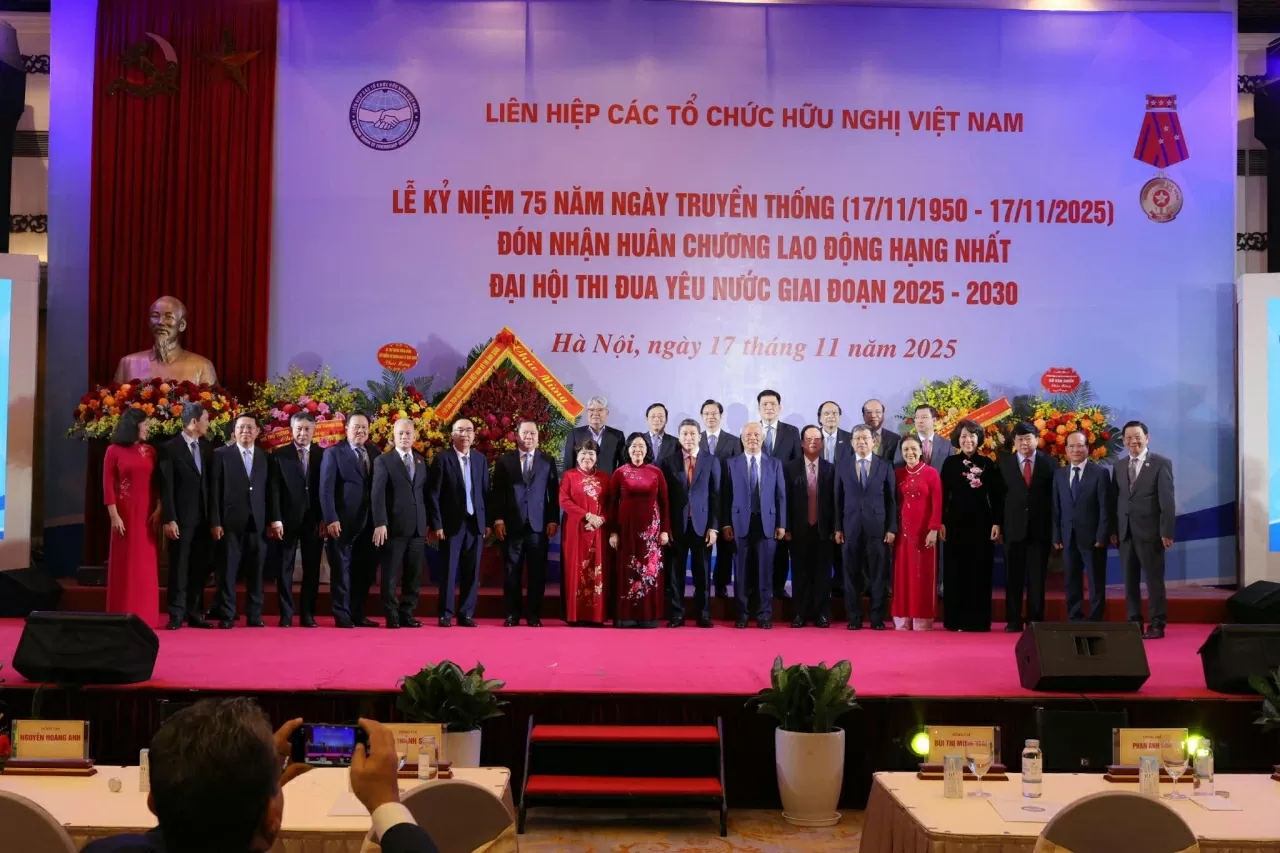 Vietnam Union of Friendship Organizations receives First-Class Labour Order